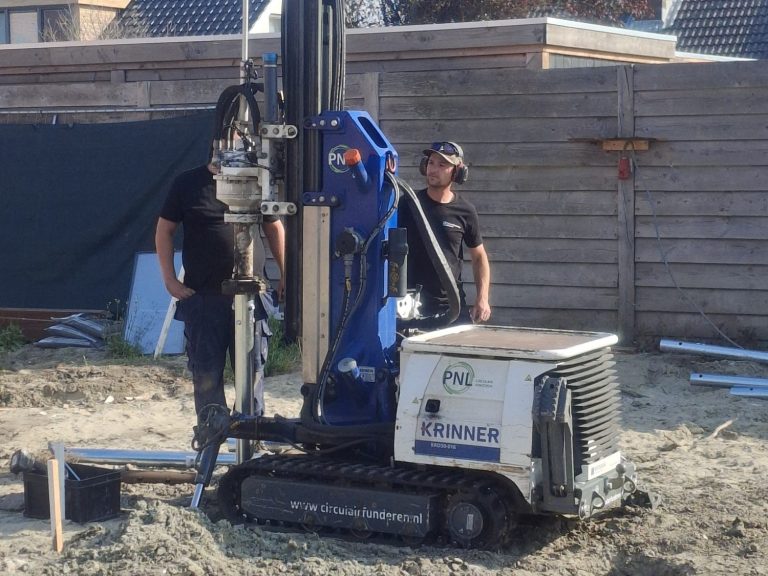 Schroeffundering voor grote constructies in Zeeland