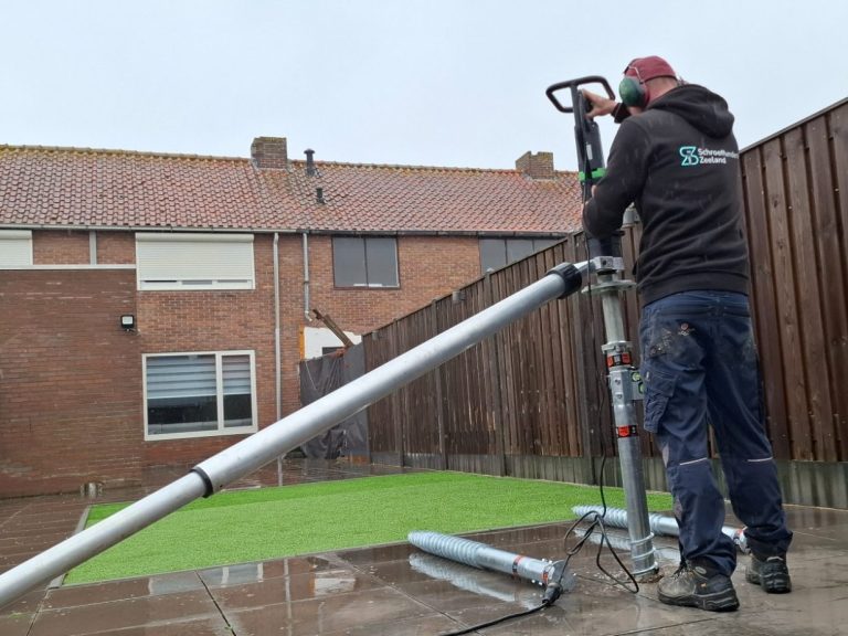 Schroeffundering voor kleine constructies in Zeeland