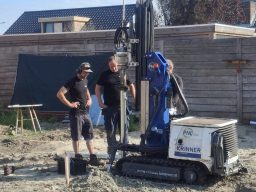 Schroeffundering voor grote constructies in Zeeland